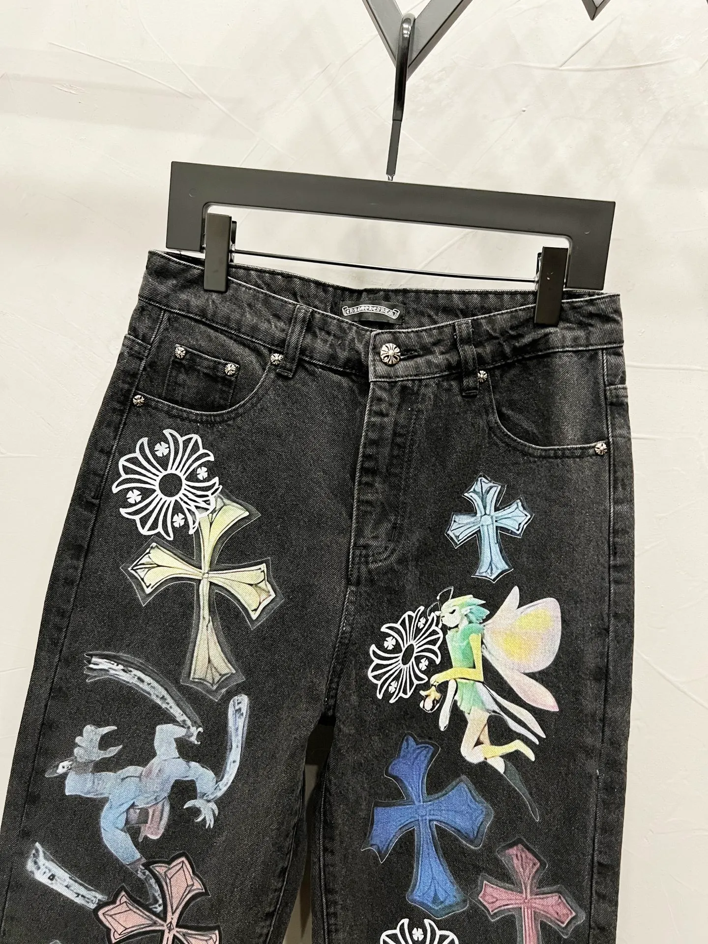 P180 Style number: [M964] Chrome Hearts SS25 full-print cross cartoon patch straight jeans for men and women, top ceiling quality, styles with different wash textures, very friendly to people with thin legs and thick legs, the straight and slim fit is very flattering to the leg shape, the moderate length that never goes out of style, easy to match with casual, basic styling for various styles, a must-have in the wardrobe! The fabric is stiff but also makes the upper body soft without losing texture. The washing process is even more perfect. It is a must-have item for everyone! ! ! Washed wheat, hang tag, pants label, three labels complete Color: black Size: 30, 32, 34, 36